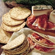 Piadina Romagnola con Affettati e Formaggi
